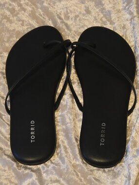 Torrid Black Strappy Thong Sandals Women’s 8W Wide Width Flat Sandals